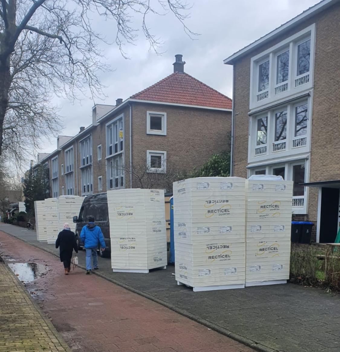 Pallets isolatiemateriaal geleverd in een woonstraat